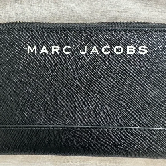 Marc Jacobs Elegant Black Zip Wallet - Picture 2 of 8